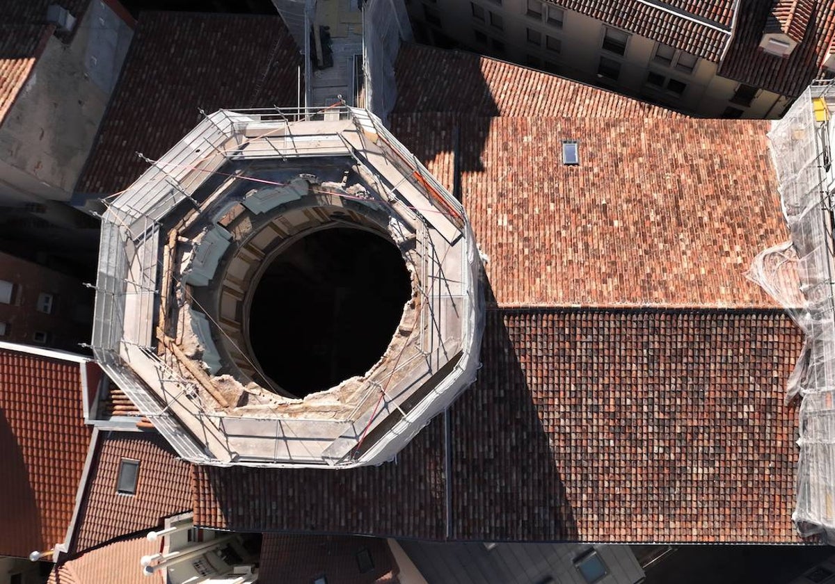 Imagen desde un dron de la la parte superior de la iglesia de la Vera Cruz tras perder su cúpula