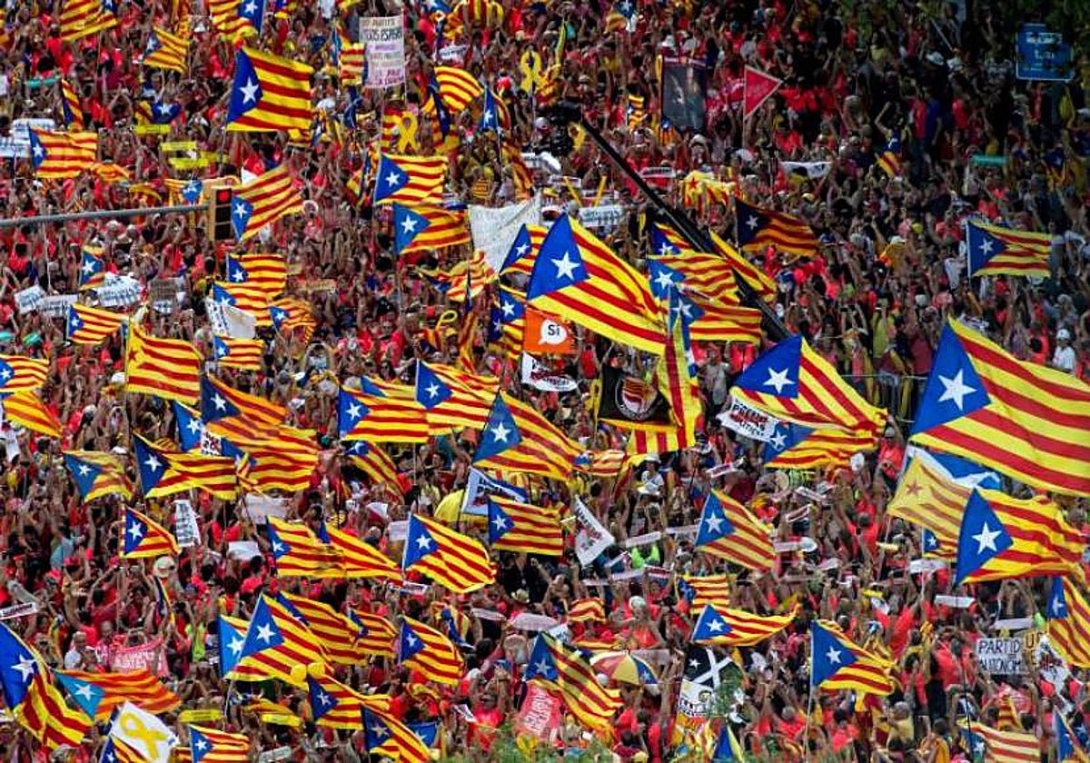 Vista de la manifestación separatista convocada  por la entidad hispanófoba separatista Asamblea Nacional Catalana (ANC) con motivo del Día del separatismo en Cataluña, 2018
