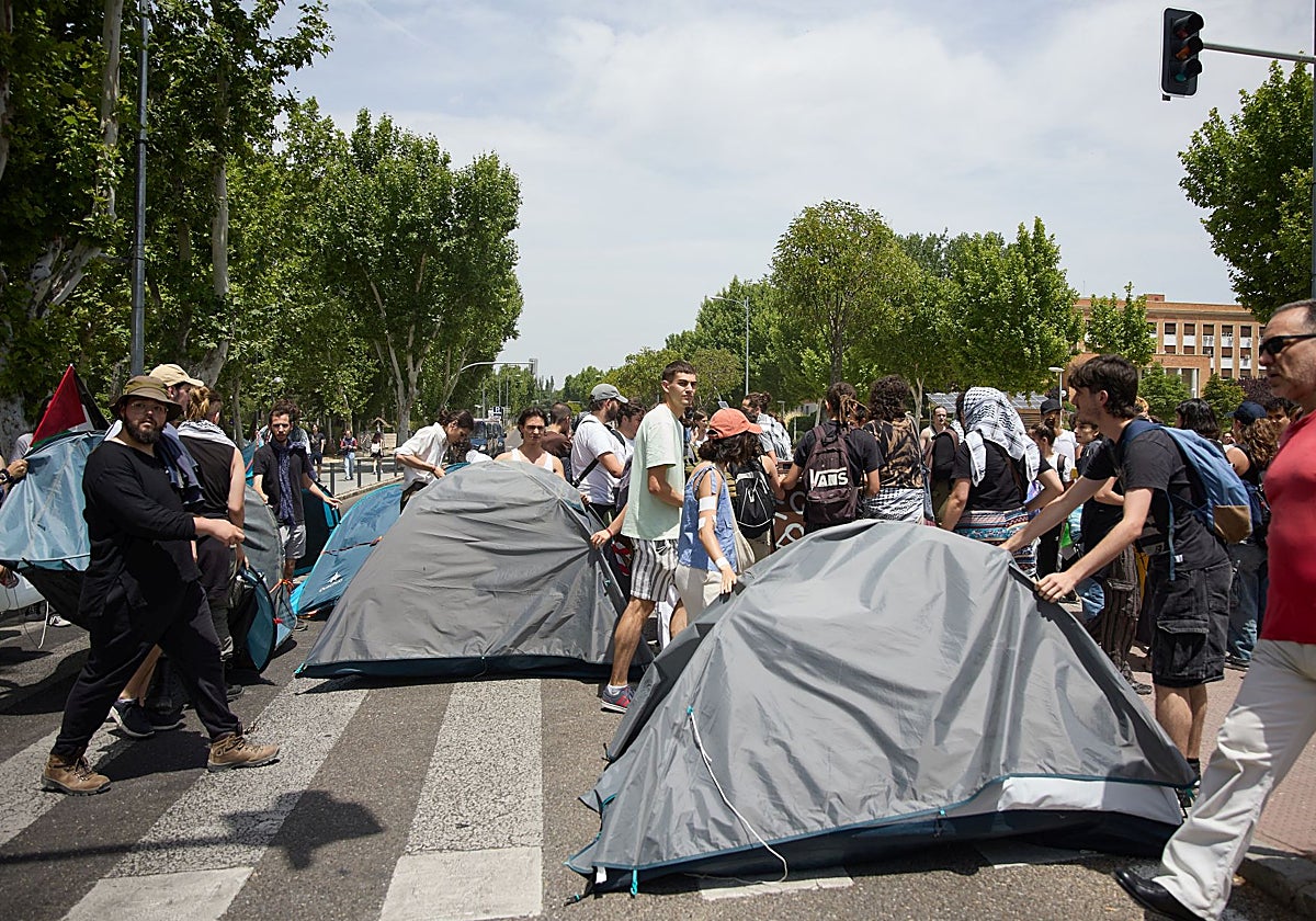 Manifestantes en la Complutense en la acampada por Gaza