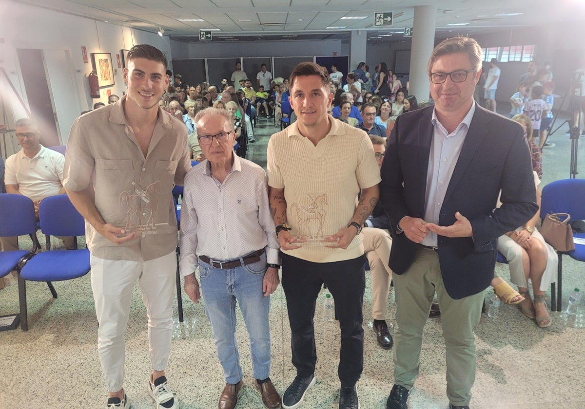 Cristian Carracedo y Roberto Fernández en el acto celebrado ayer en la Biblioteca Municipal Ricardo Molina