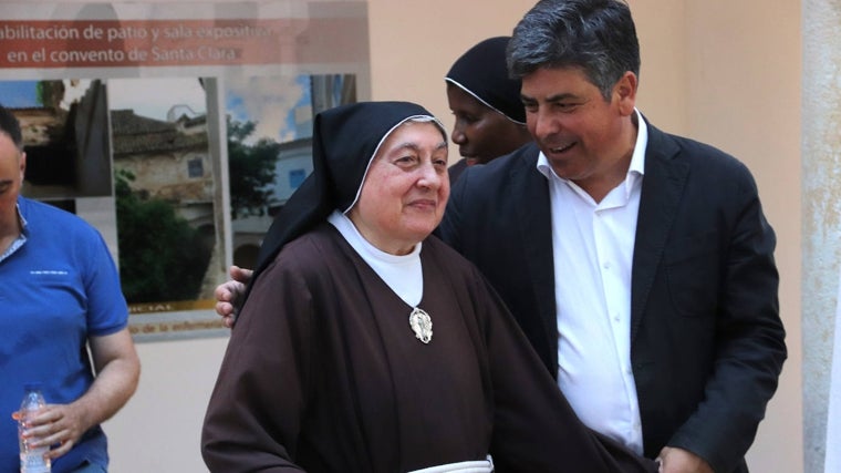 El alcalde de Montilla, Rafael Llamas con una hermana del convento de Santa Clara durante la inauguración del nuevo espacio