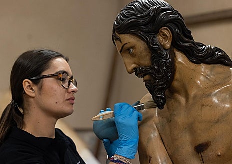 Imagen secundaria 1 - Tareas de limpieza en las tallas de la Vera Cruz