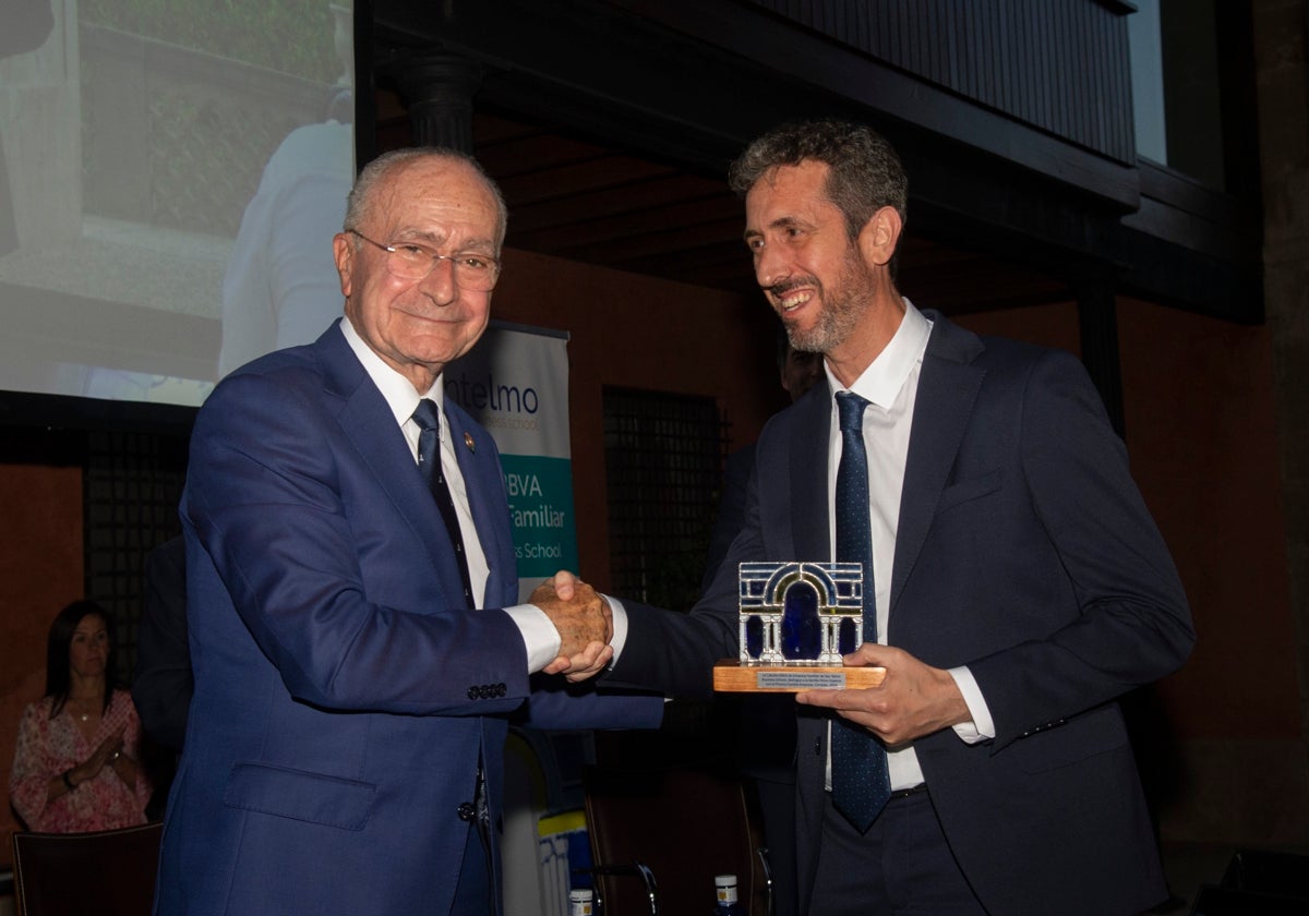 Rafael Pérez-Esparza Sánchez recibiendo el Premio Empresa Familiar 2024