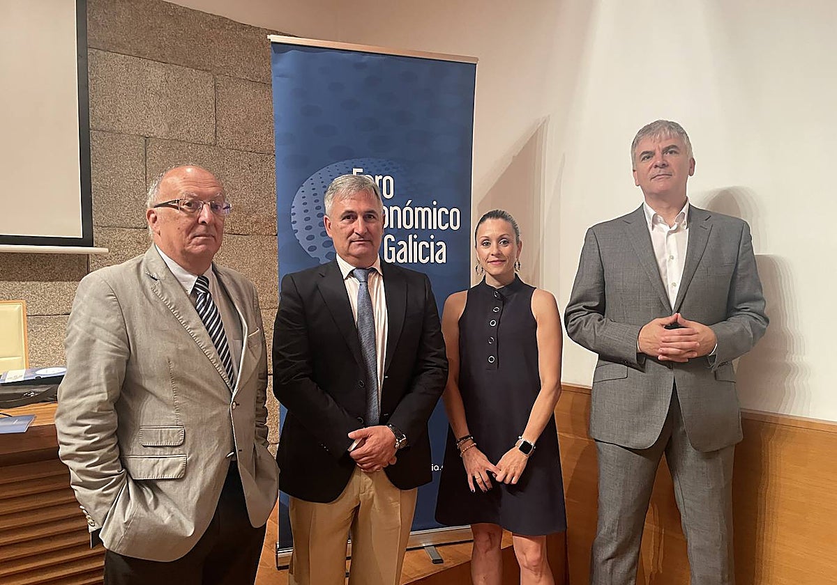 Fernando González Laxe; José Francisco Armesto; Lucía Ferreira, gerente del Foro; y Santiago Lago, el miércoles, en Santiago