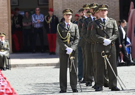 Imagen secundaria 1 - El Rey Felipe VI y la Princesa Leonor, durante la entrega de los Reales Despachos. En la última, la infanta Sofía felicita a la princesa de Asturias