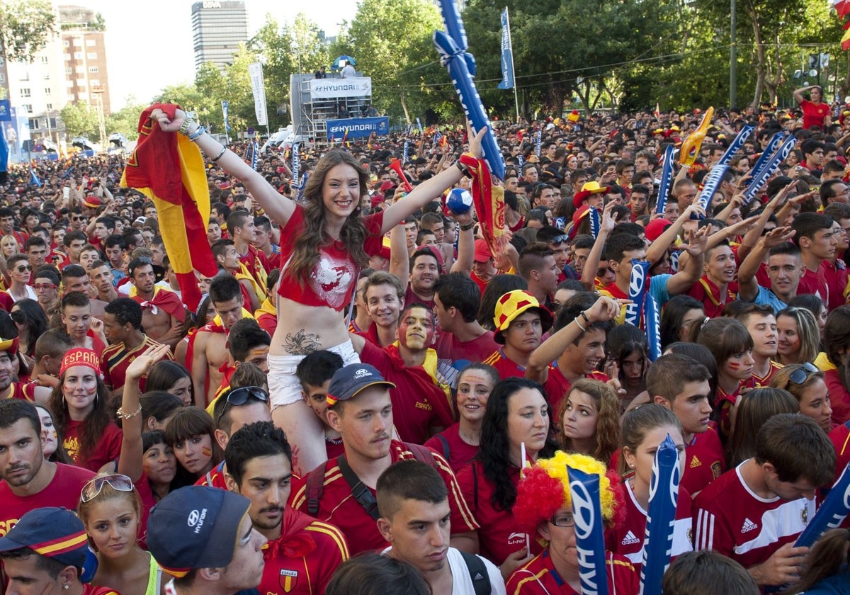 Miles de aficionados vieron un partido de la Eurocopa, en 2012, frente a la pantalla del Santiago Bernabéu