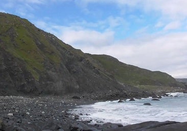 El pueblo de Galicia con la única playa de arena negra no volcánica del mundo