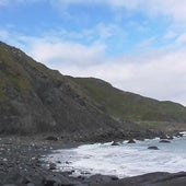 El pueblo de Galicia con la única playa de arena negra no volcánica del mundo