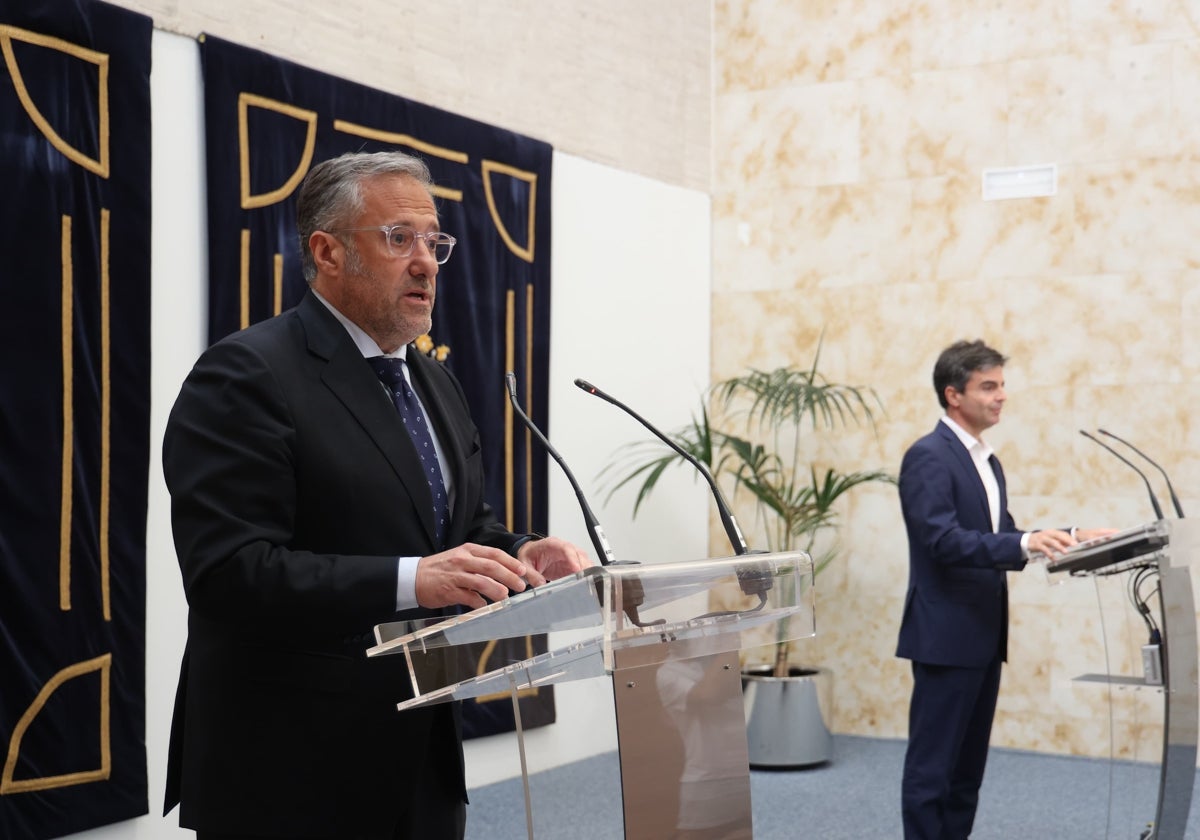 El presidente de las Cortes, Carlos Pollán, junto al director general de la Fundación Castilla y León, Juan Zapatero, durante una rueda de prensa