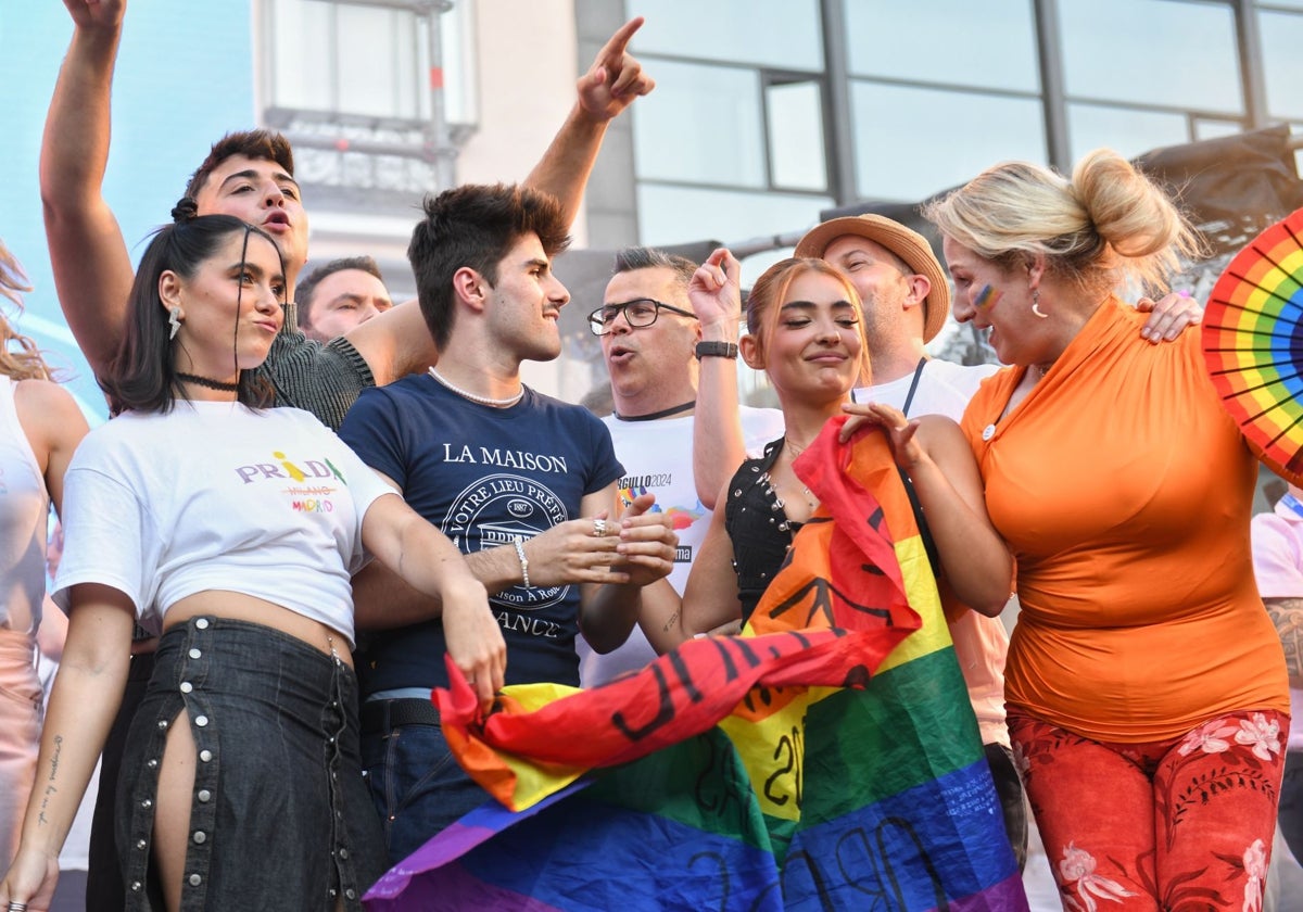 Los encargados de leer el pregón del Orgullo de Madrid, esta tarde, sobre el escenario