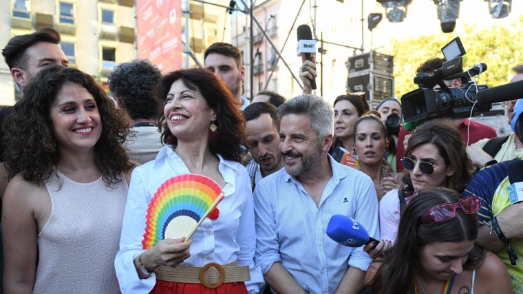 Ana Redondo, ministra de Igualdad, se abanica junto a otros diputados y concejales del PSOE