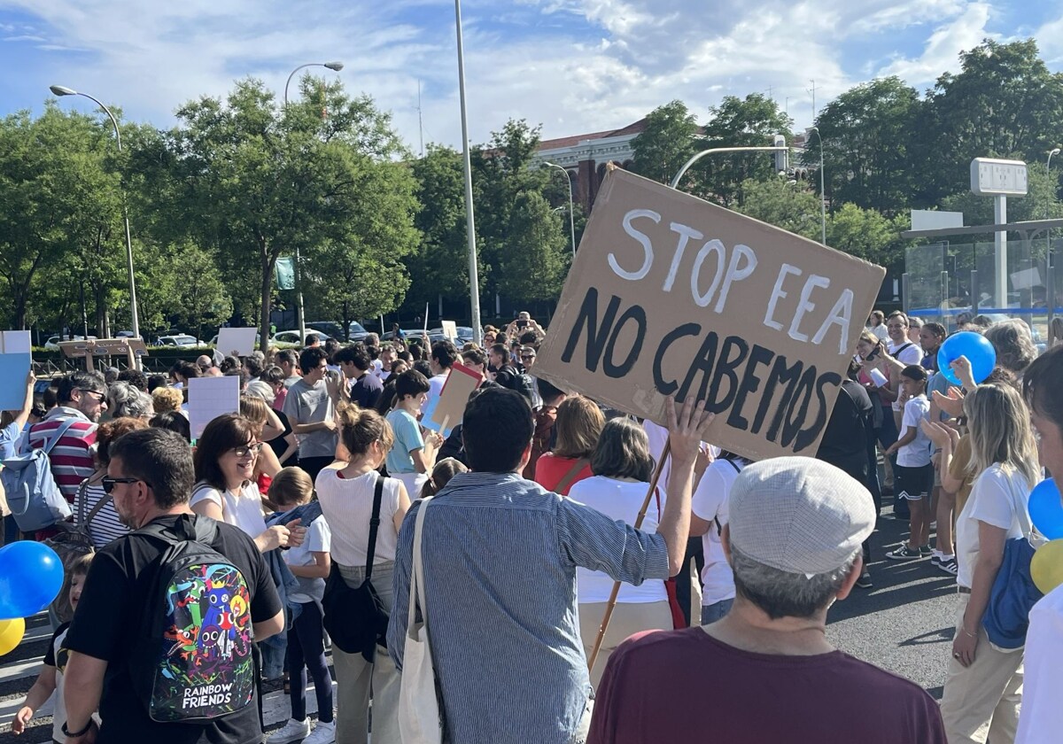 Padres en una manifestación contra la instalación de la Escuela Europea Acreditada en el Ramiro de Maeztu