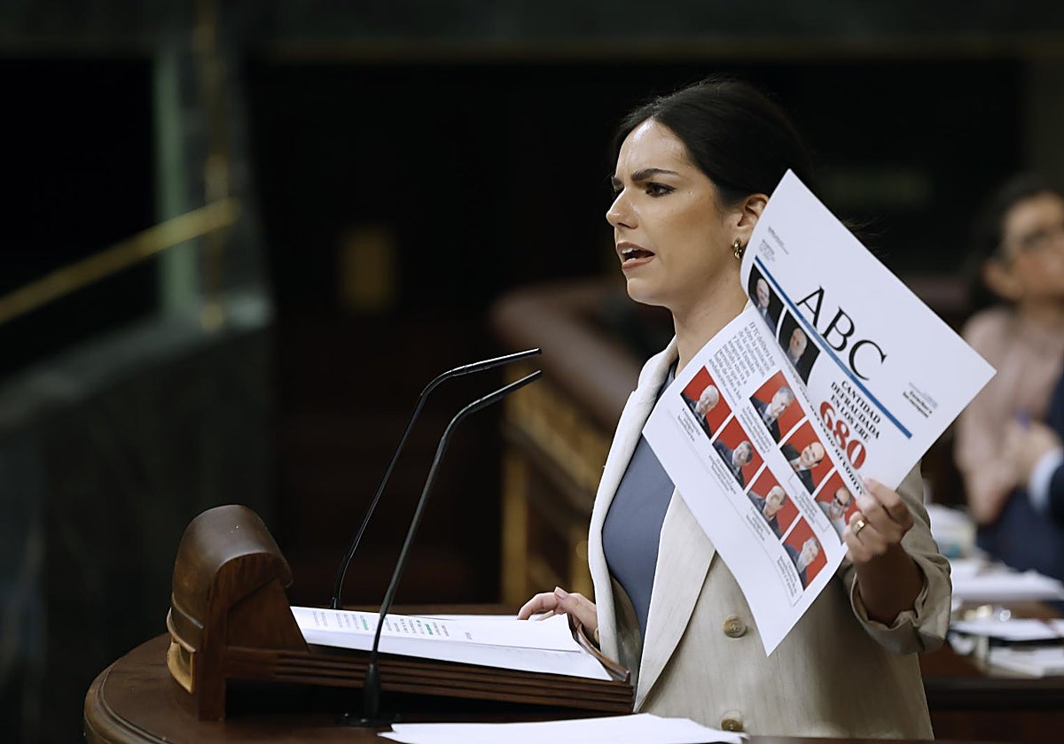 Pepa Millán en el Congreso de los Diputados, este jueves, sosteniendo una portada de ABC