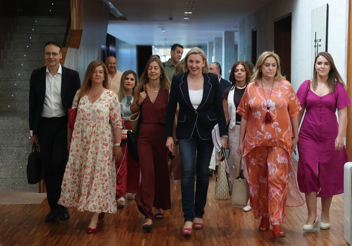 Isabel Blanco, con los integrantes de la Consejería de Familia, a su llegada al parlamento autonómico