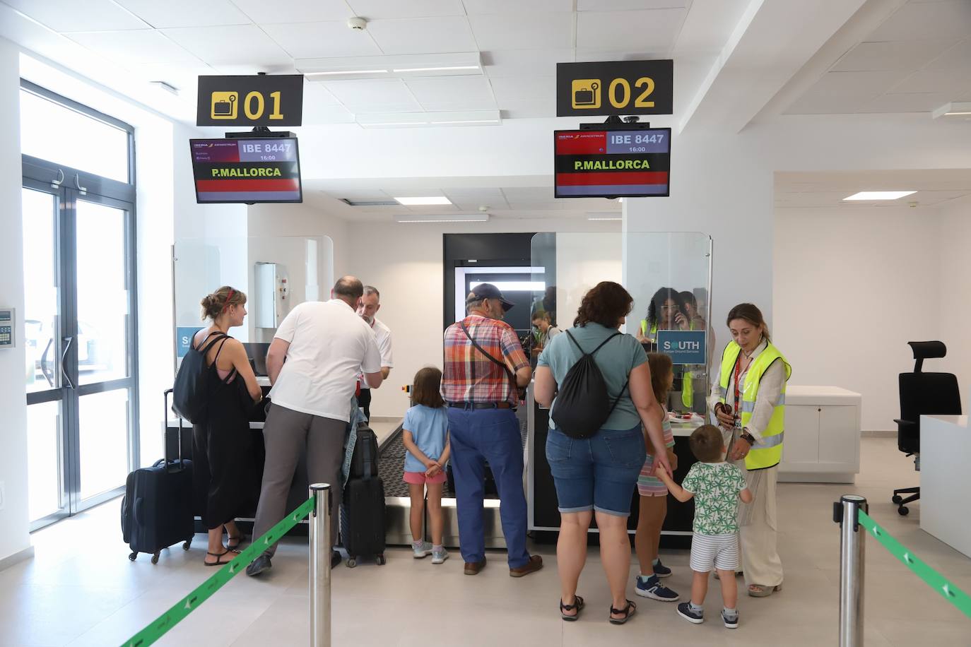 Fotos: la llegada del primer vuelo regular de Palma de Mallorca a Córdoba