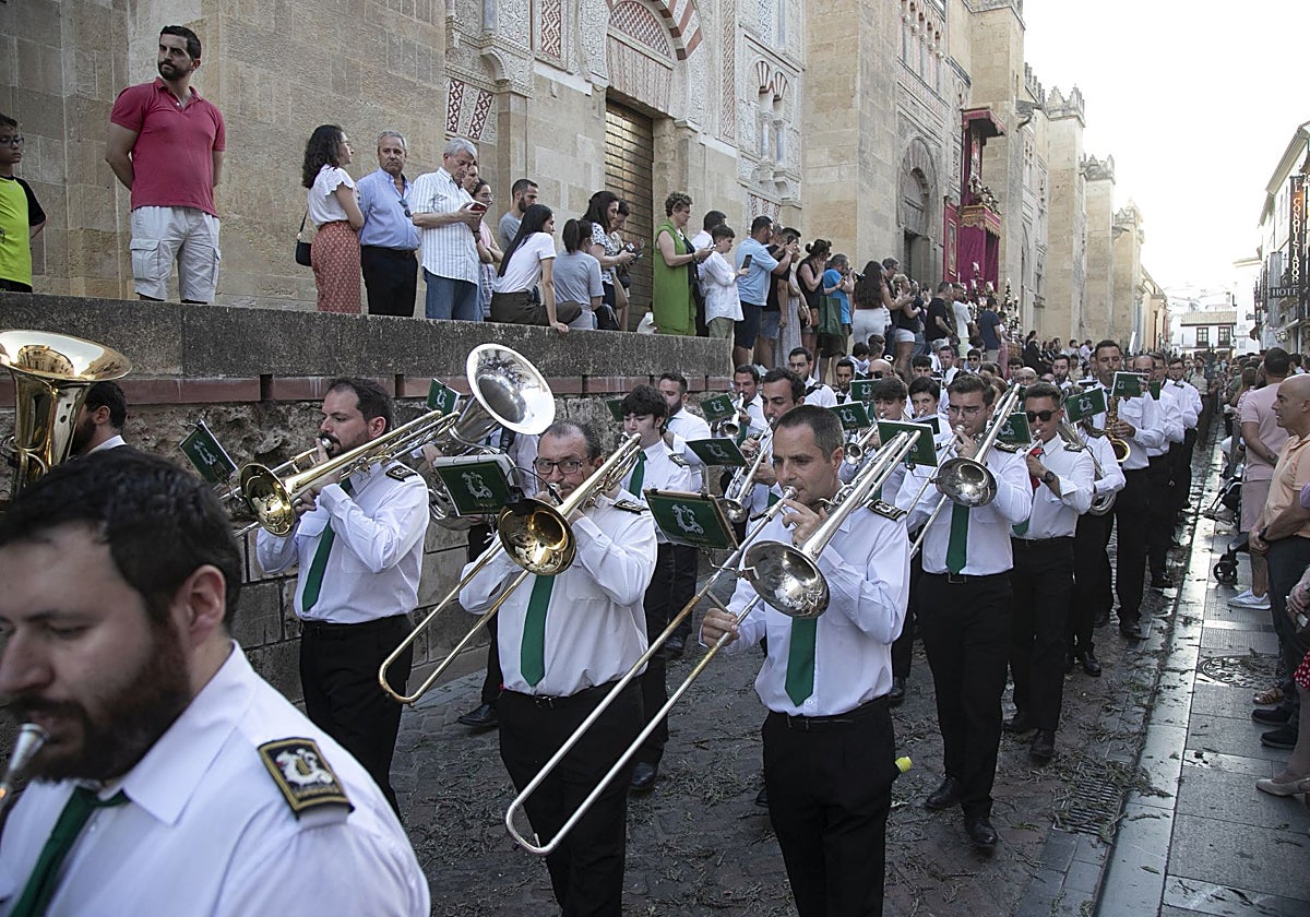 Músicos de la banda de la Esperanza, durante la procesión del Corpus Christi de Córdoba