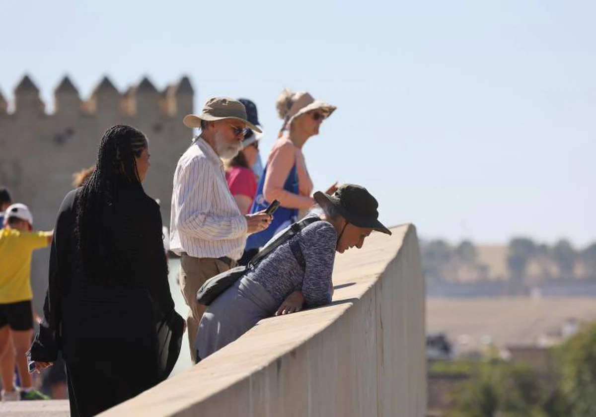 Turistas en el Puente Romano durante una ola de calor