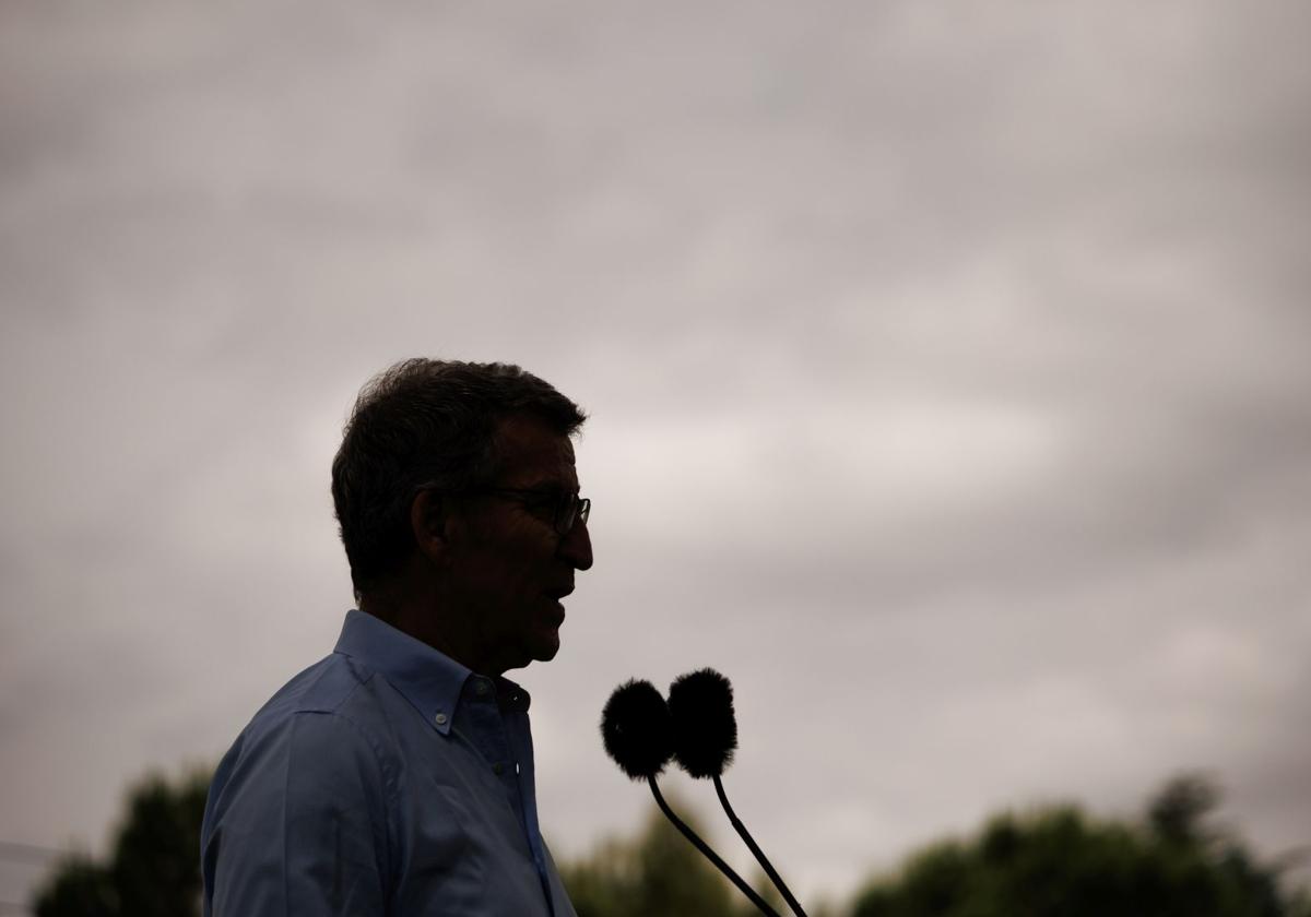 Alberto Núñez Feijóo, presidente del PP, durante una intervención con los medios