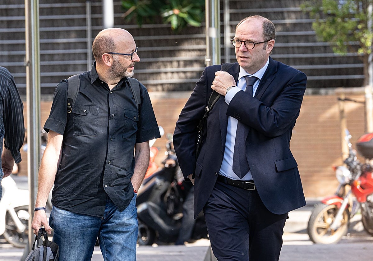 Imagen de archivo de Francis Puig (izquierda) con su abogado en la Ciudad de la Justicia de Valencia
