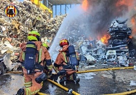 Un camión con material inflamable provoca un incendio en una planta de basuras en Valencia