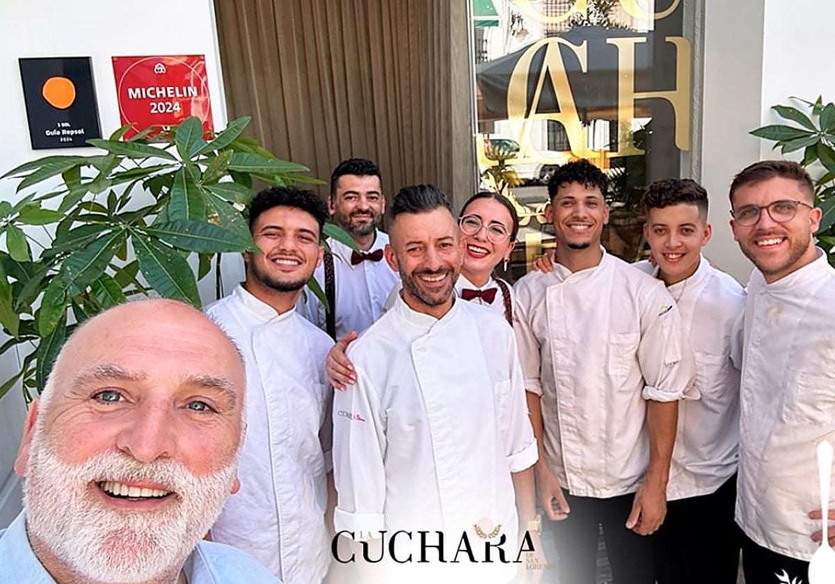 José Andres con diversos trabajadores que componen La Cuchara de San Lorenzo