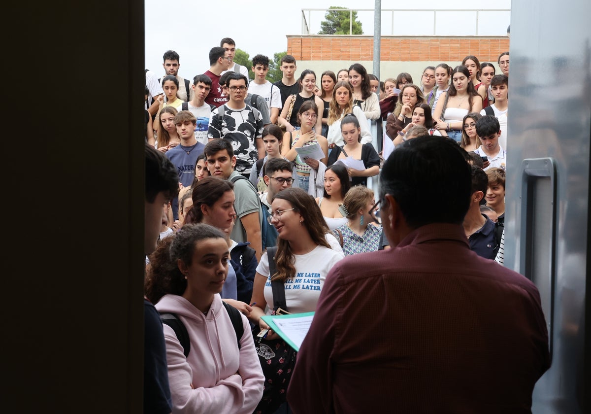 Alumnos esperando entrar para hacer los exámenes de Selectividad en Córdoba