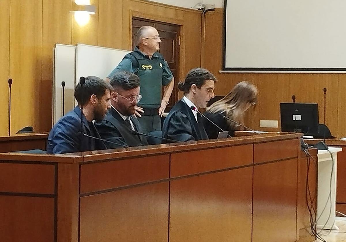 En el juicio, la policía nacional acusada de tráfico de drogas se declara inocente y su novio asume toda la culpa