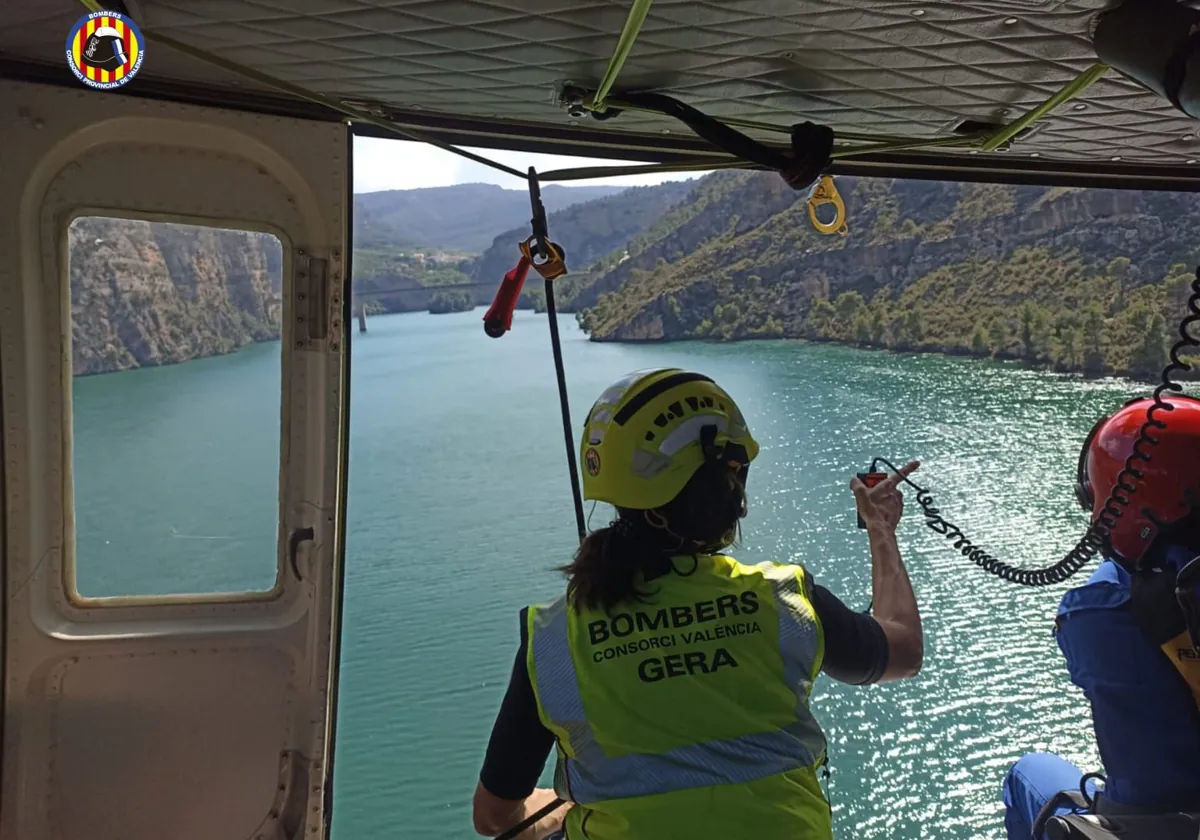 Imagen del dispositivo activado por los bomberos para el rescate del fallecido en Cortes de Pallás (Valencia)