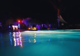 La piscina de Madrid en la que puedes bañarte de madrugada con cena y música en directo: dónde está y precio