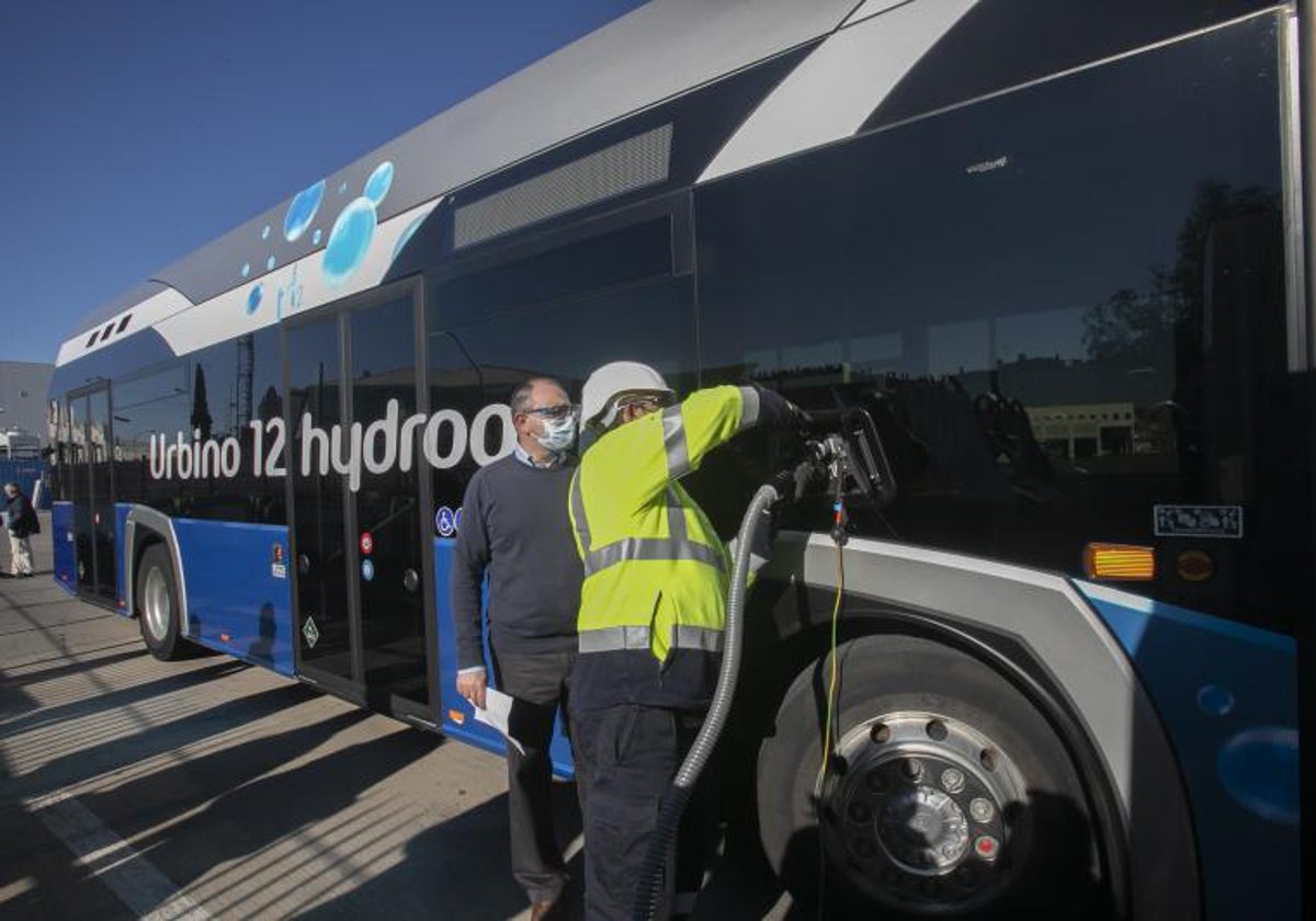 Presentación de un autobús híbrido de Aucorsa en el año 2021 en Córdoba