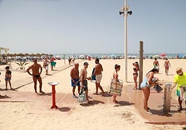 Hasta 750 euros de multa por jugar a la pelota en las playas de Cádiz