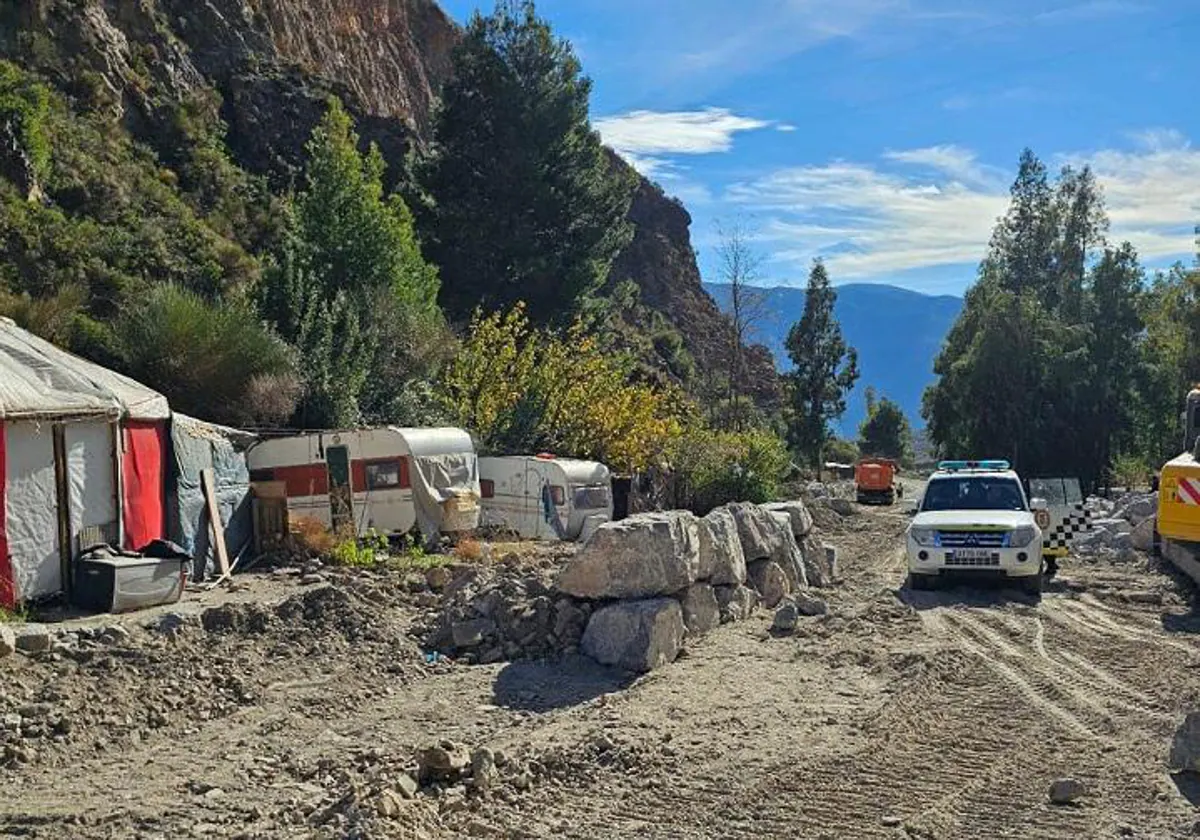 Caravanas y tiendas junto al cauce del río, el asentamiento que no termina de desmantelarse