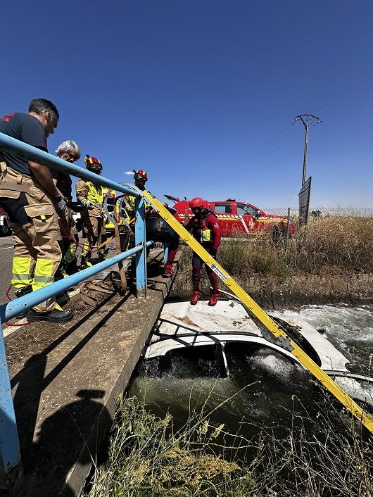 El coche quedó encajado en el ojo del puente