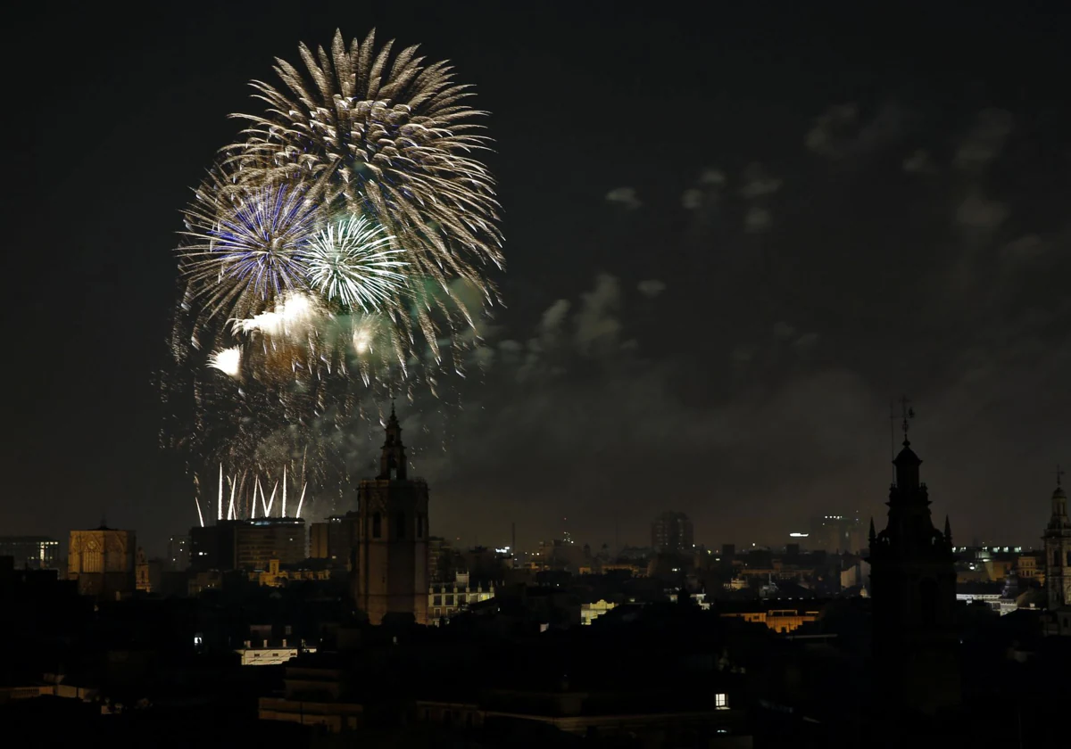 Imagen de archivo de un castillo de fuegos artificiales en Valencia