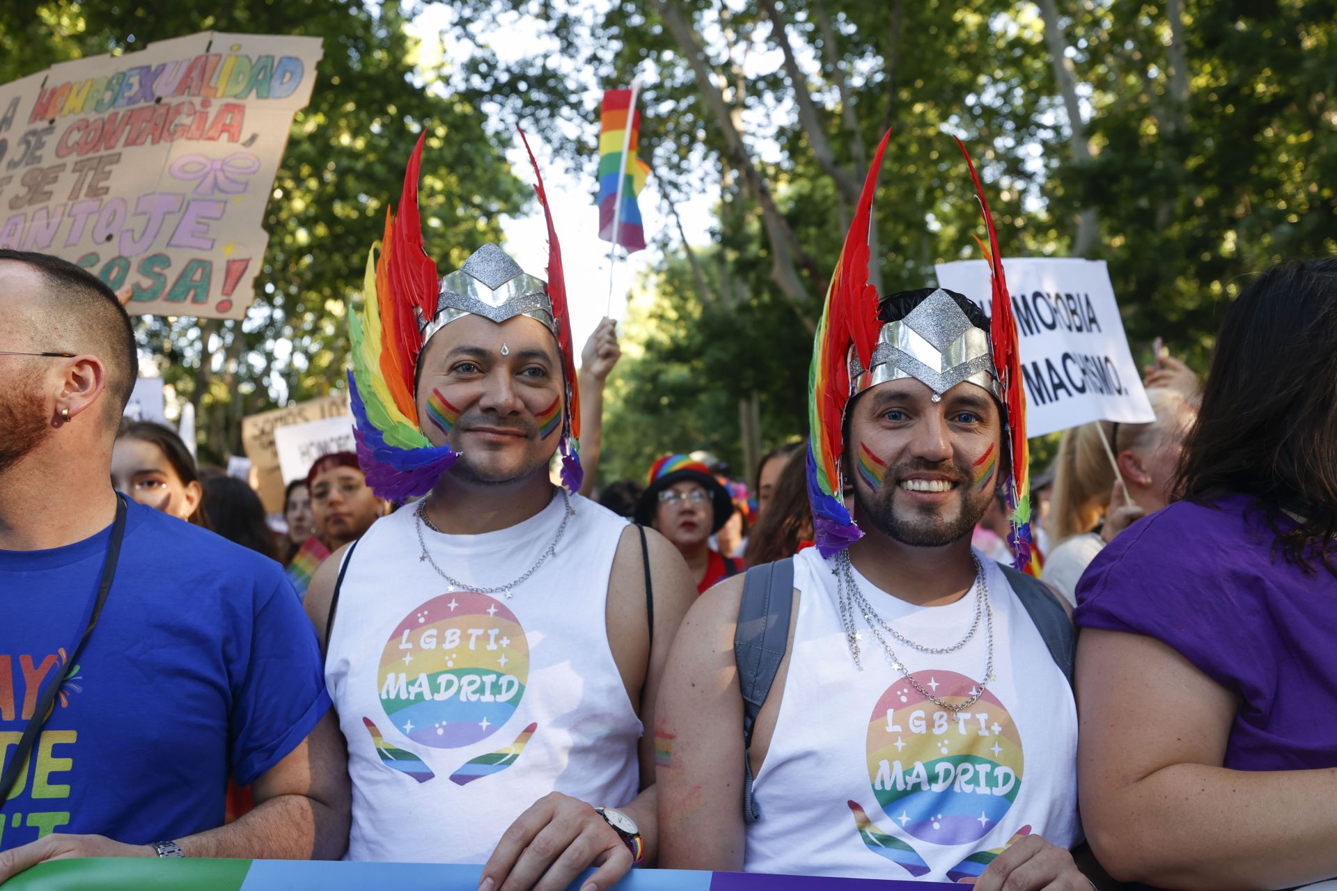 Dos manifestantes se disfrazan de gladiadores para visibilizar su lucha contra la homofobia