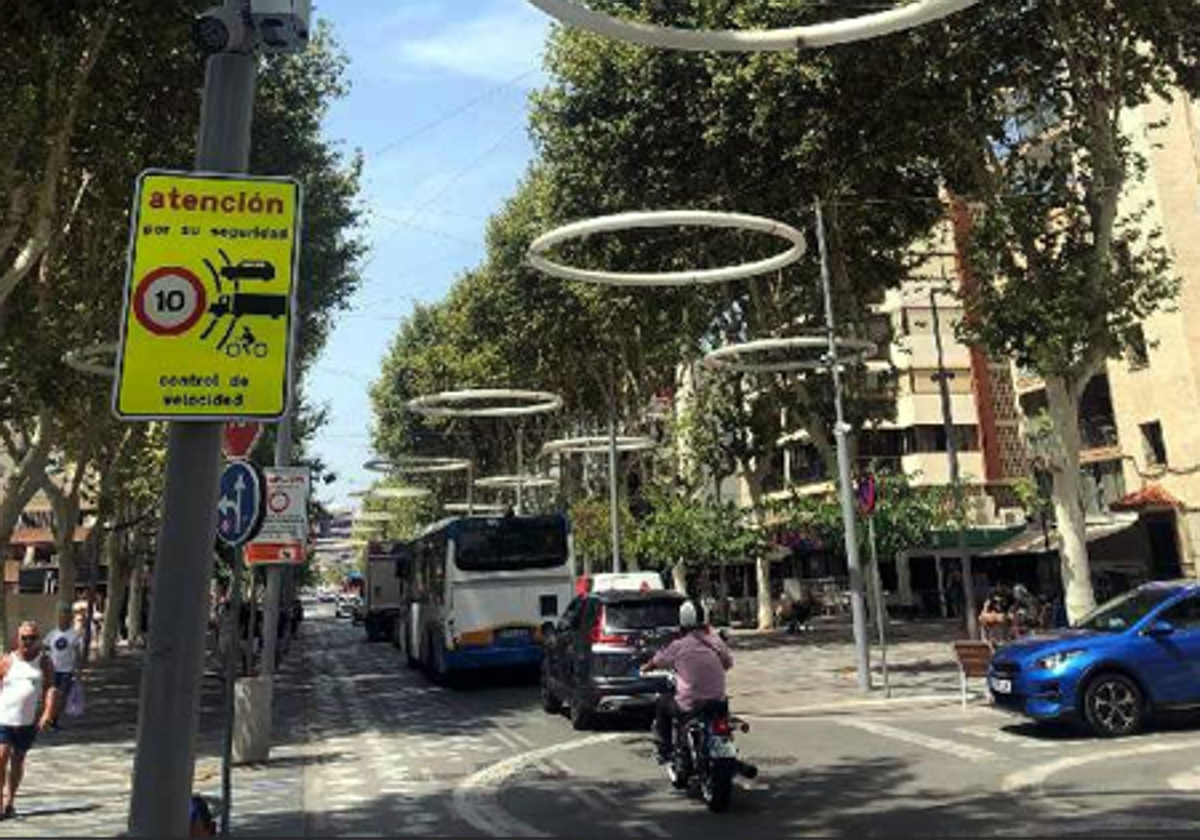 Sensores para medir la calidad del aire instalados en una calle céntrica de Benidorm