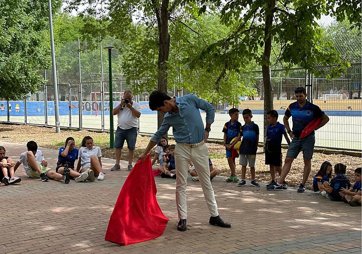 Pedro Rufo acudió esta semana a Yuncos, donde toreó de salón ante los niños en el campamento que organiza la Asociación Toro Enmaromado