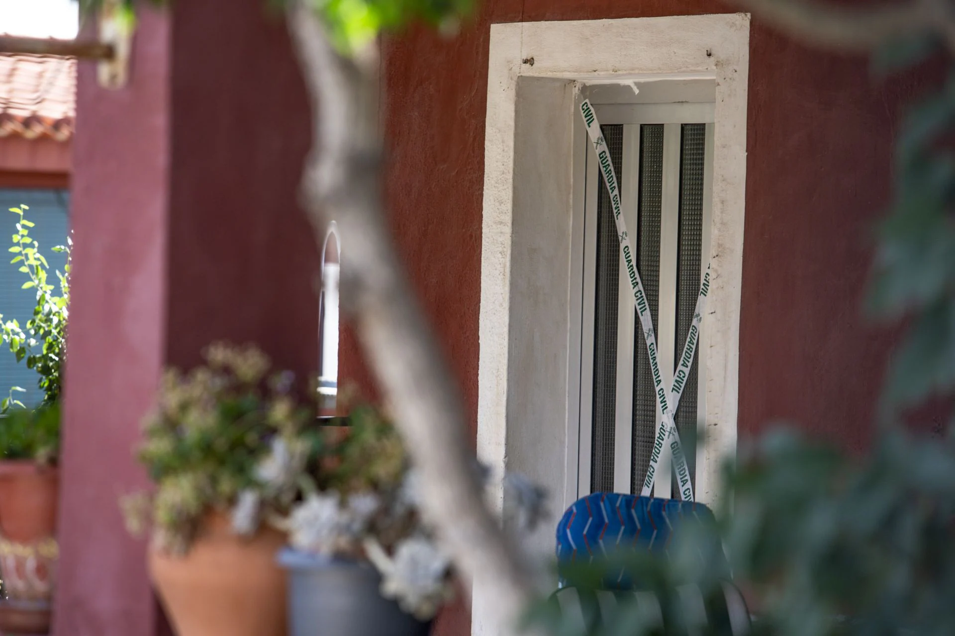 Detalle de la puerta precintada de la vivienda donde una pareja muerta fue hallada.