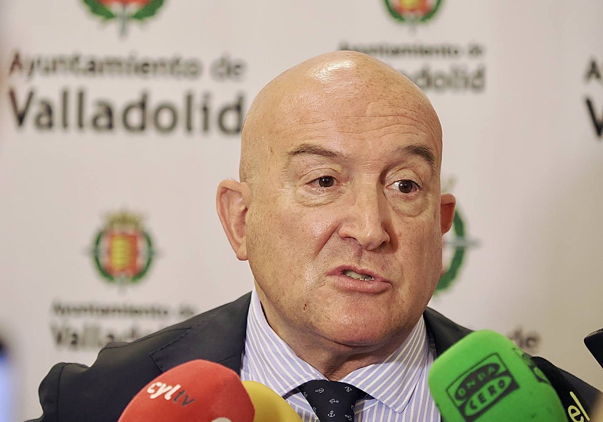 El alcalde de Valladolid, Jesús Julio Carnero, atiende a los medios sobre temas de actualidad