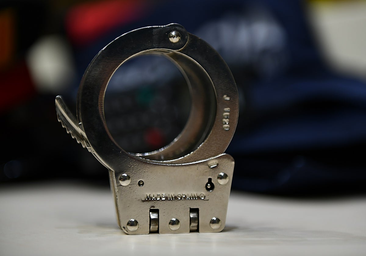 Esposas, para trasladar a los detenidos