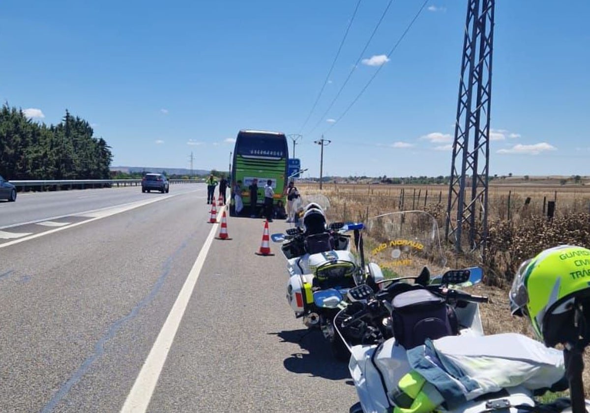 Varias dotaciones de la Guardia Civil acudieron al punto en el que se quedó parado el vehículo en el arcén