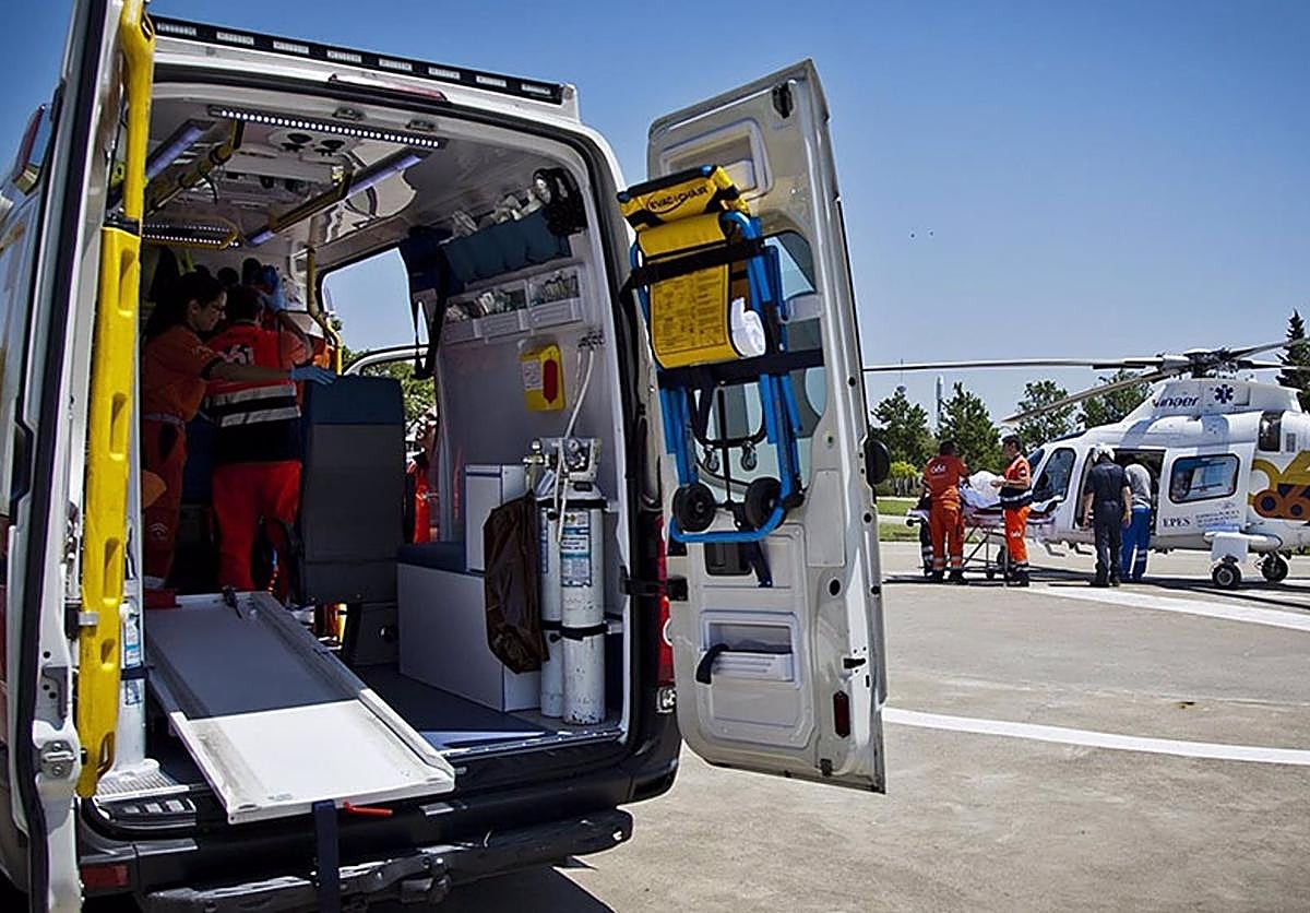 Imagen de archivo de helicóptero y ambulancia del 061