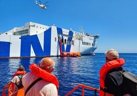 Los primeros 123 pasajeros evacuados del 'Tenacia' llegan al puerto de Valencia