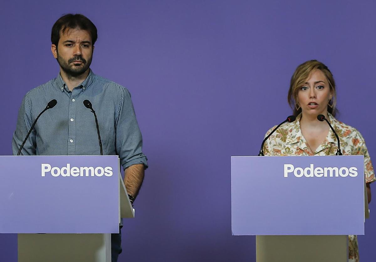Sánchez Serna y María Teresa Pérez este lunes en la rueda de prensa de Podemos