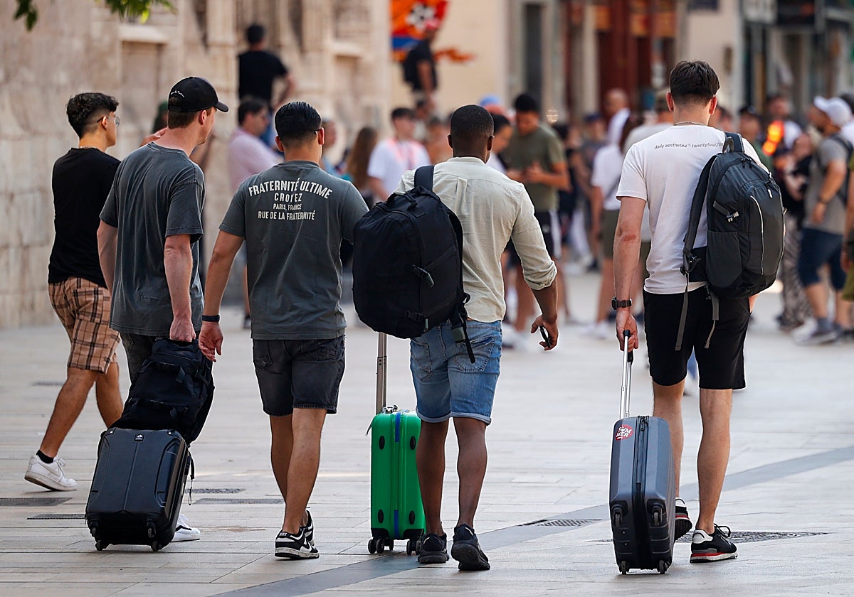 Turistas transitan en las calles de Valencia a inicios del verano