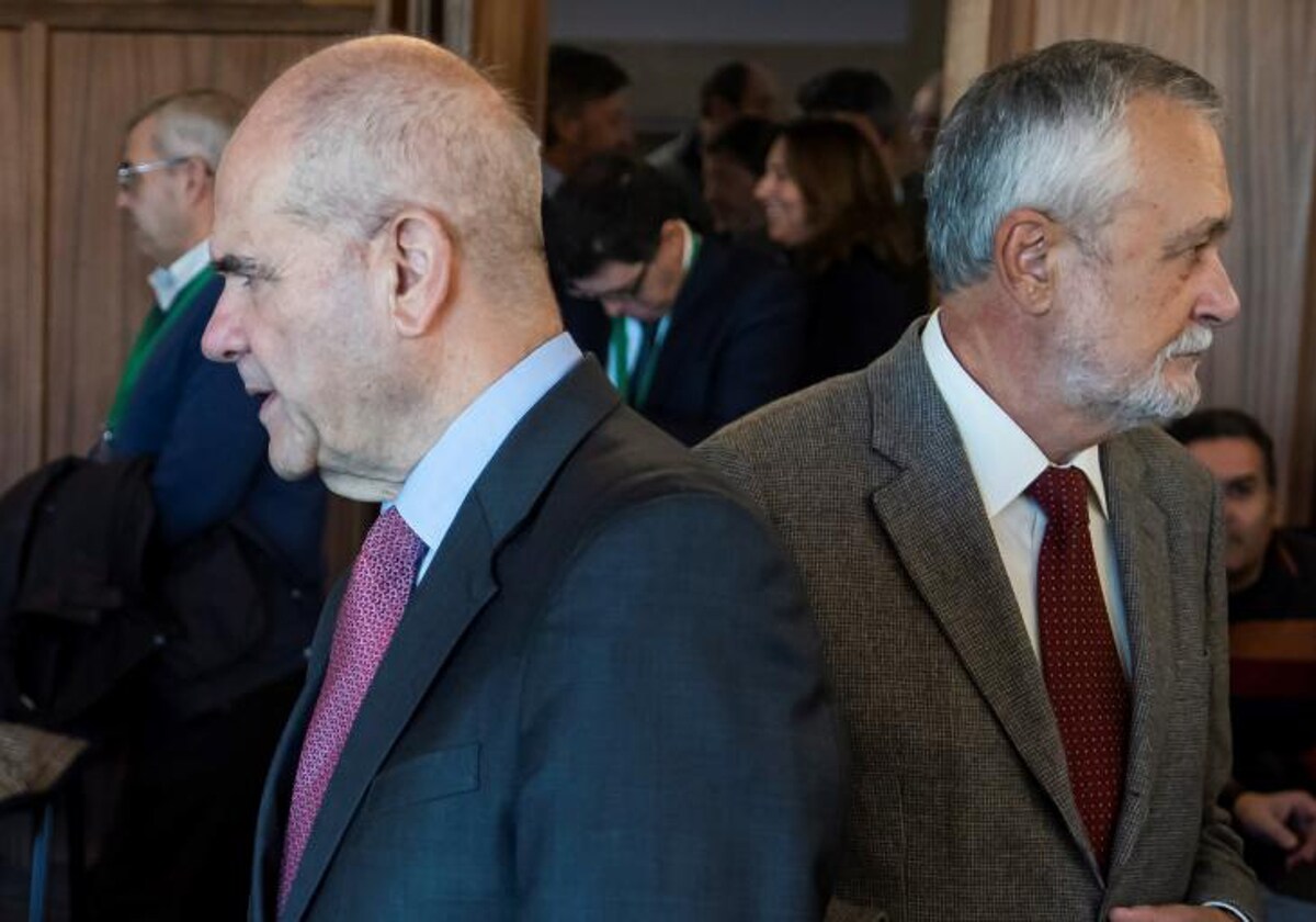 Manuel Chaves y José Antonio Griñán, durante un receso del juicio celebrado en la Audiencia de Sevilla por el caso ERE