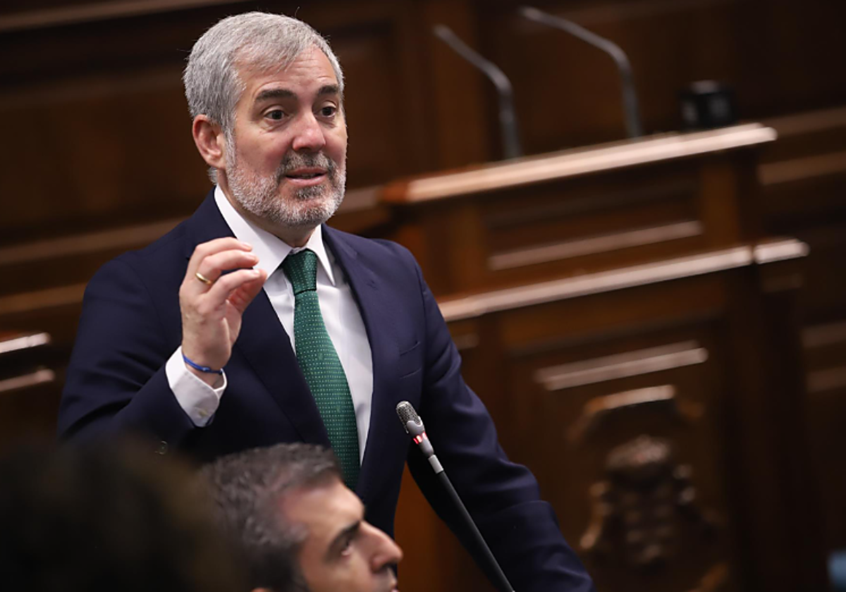 El presidente de Canarias, Fernando Clavijo, durante una sesión de control al Gobierno