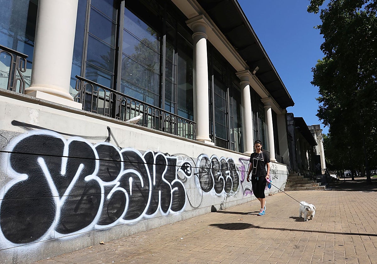Pintadas en el exterior de la Pérgola