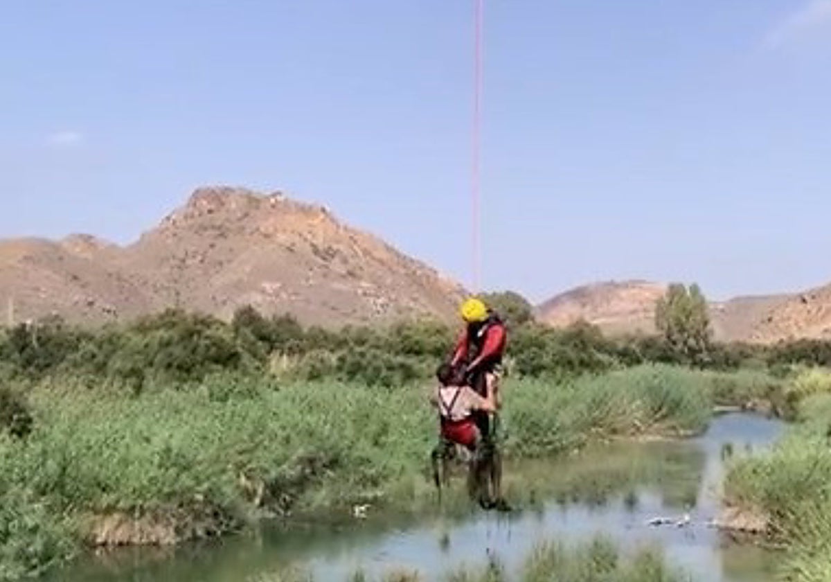 Imagen del rescate del chico de los Bomberos del Levante de Almería