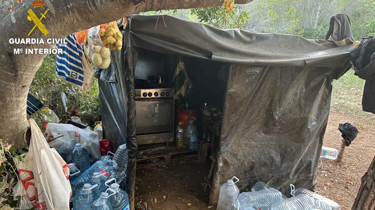 Imagen del refugio que utilizaban los detenidos para ocultarse en Alcalá de Xivert (Castellón)